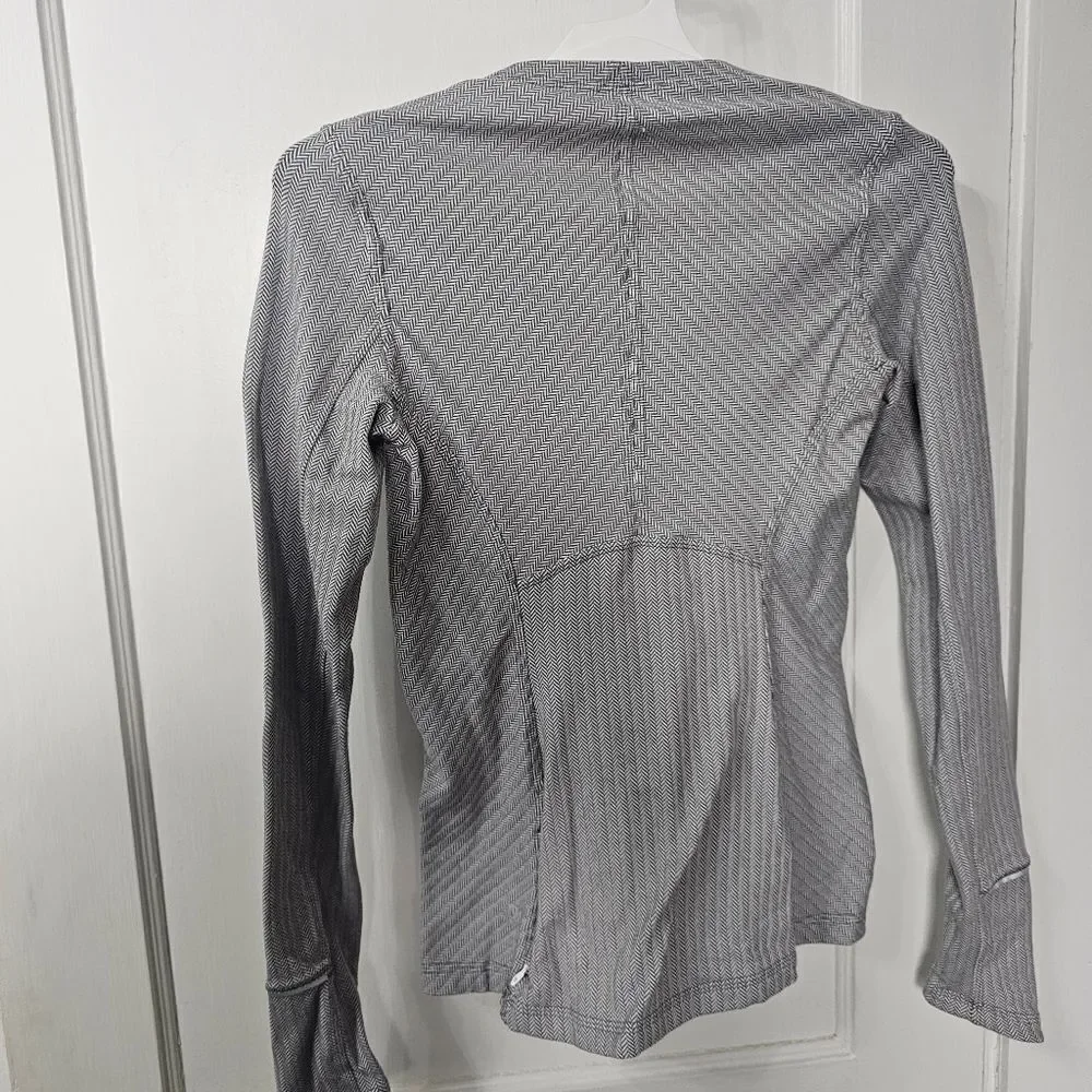 Lululemon Fittdd Athletic Shirt With Thumb Holes In Back Zipper Pocket Size 6